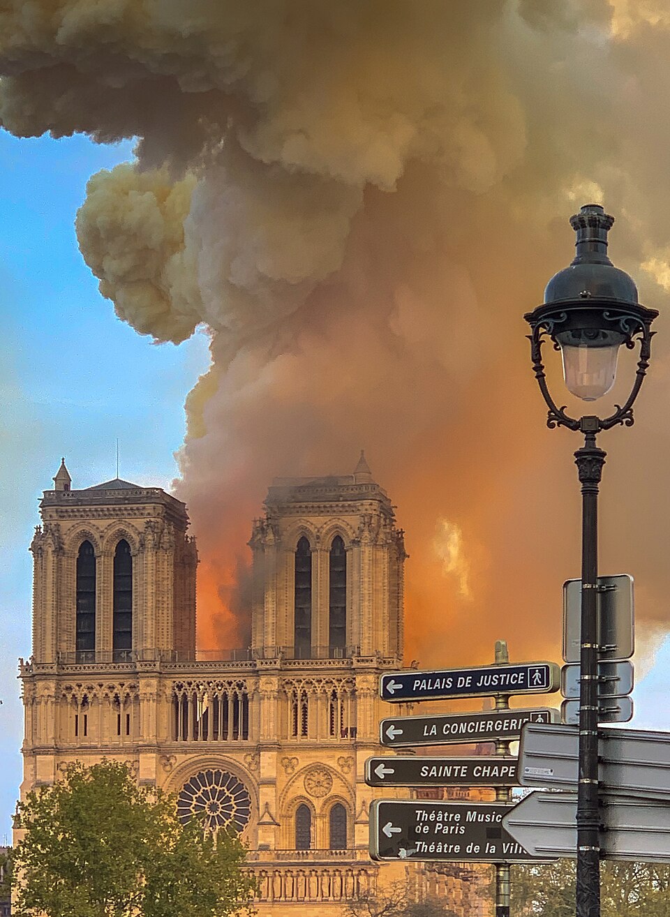 Arde Notre Dame
